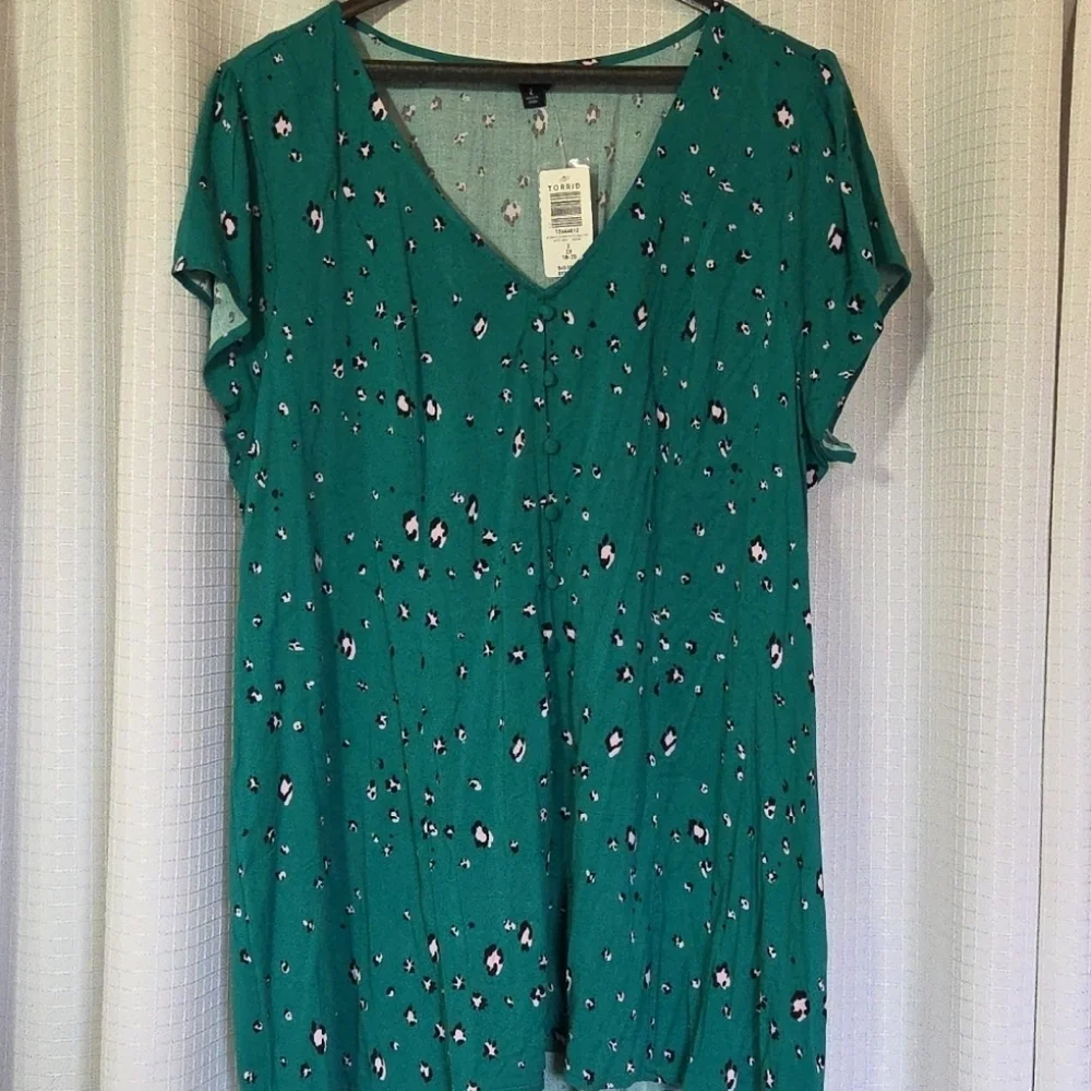 Torrid Blouse Green Animal Print Size 2 (18-20) NWT - Picture 1 of 9